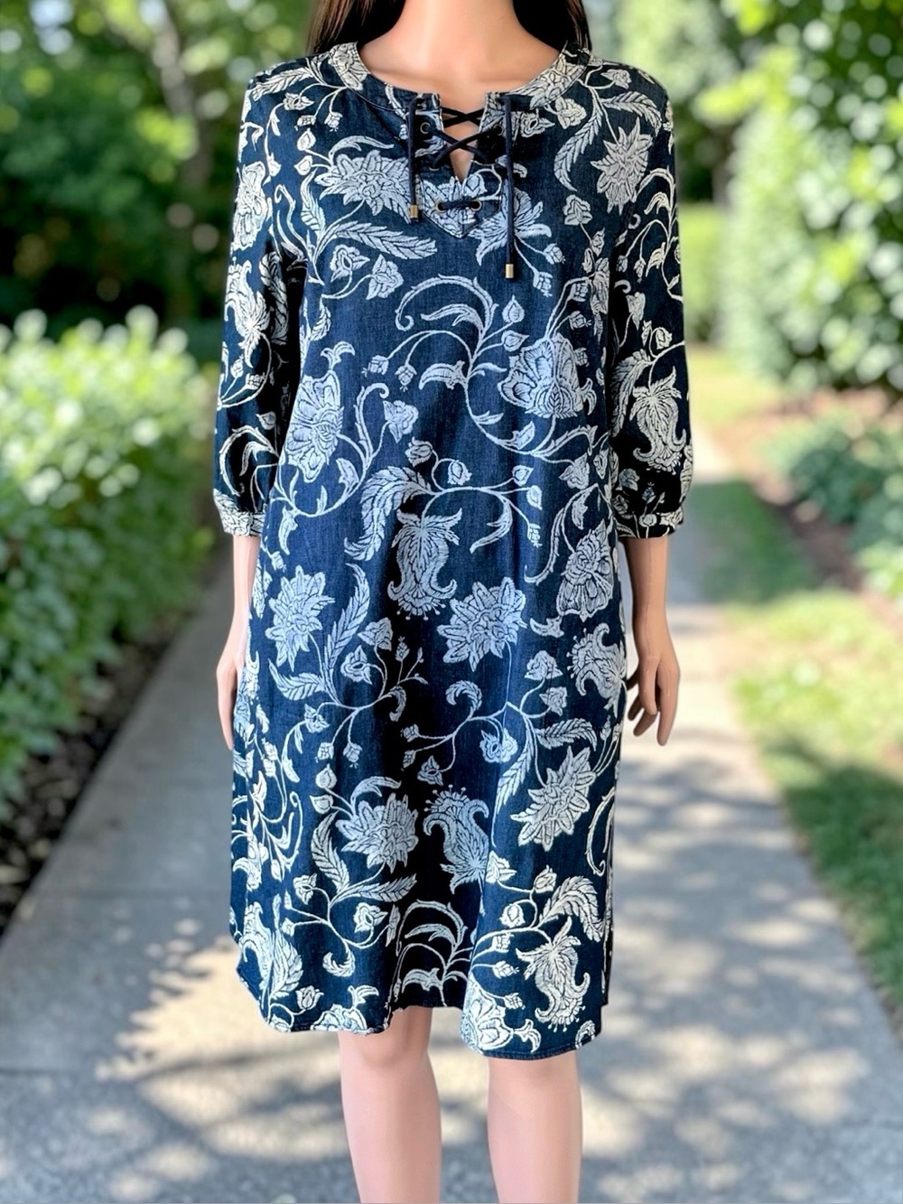 Isaac Mizrahi Live Denim Floral Dress Sz 10 Blue Tie Neck Pockets Stretch